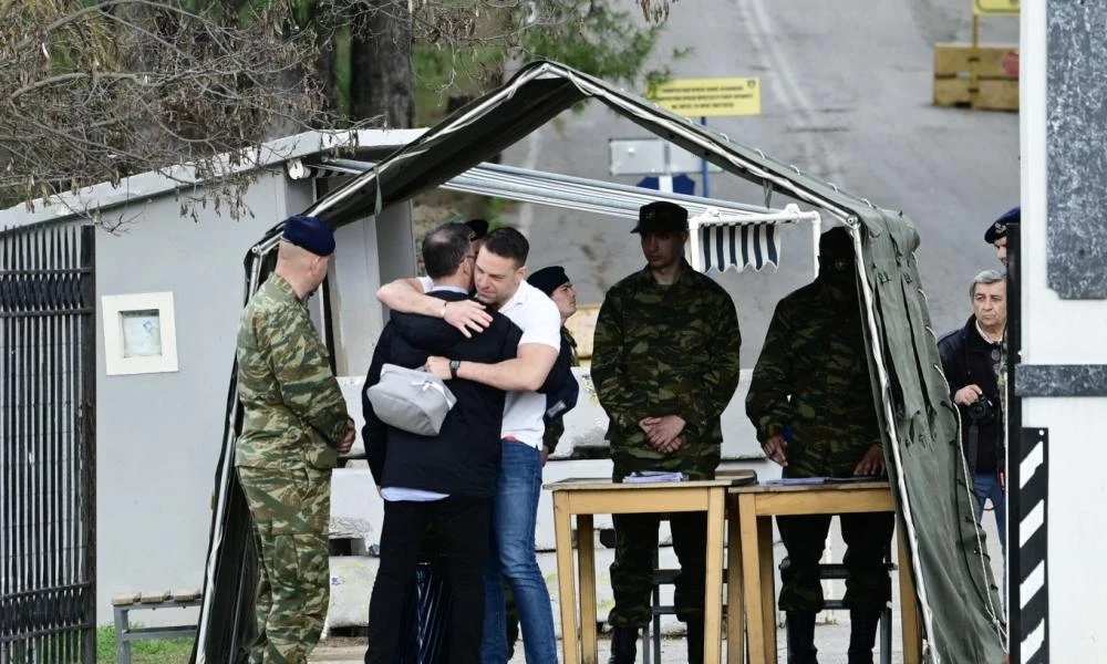 Κασσελάκης: Σε θάλαμο 15 ατόμων και με ειδικό γραφείο στο στρατόπεδο της Θήβας ο πρόεδρος του ΣΥΡΙΖΑ